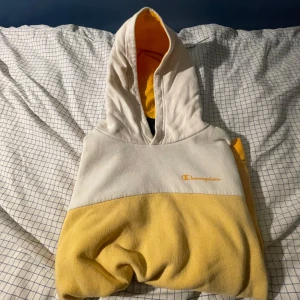 Gul champion hoodie - Lite använd men i bra skick, nytt pris 600kr