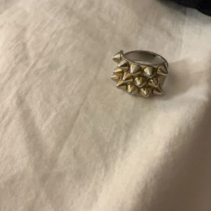 Edblad ring - Edbladring med nitar. Den är från början guldfärgad, men har med tiden blivit mer åt det silvriga hållet❣️