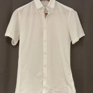 LINDBERGH SKJORTA - Säljer nu denna feta skjorta i med att jag har vuxit ut den. Jävligt skön å ha under sommarn men även under en kofta. Jag skulle bedöma skicket 9/10. Den är knappt använd heller. Nypriset för skjortan är 1199kr  Skicka pm för fler frågor. 