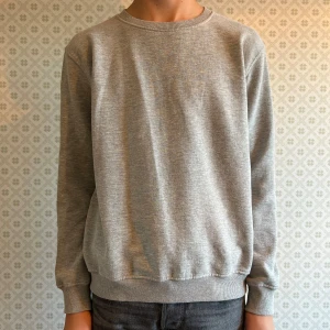 Grå Sweatshirt - Tja säljer en grå sweatshirt från Kappahl i storlek 170 då den är för liten ny pris på denna är 300 men säljer den för 189 om du vill köpa denna med en svart eller båda två går det också, har du några frågor är det bara att höra av sig mvh Levi!