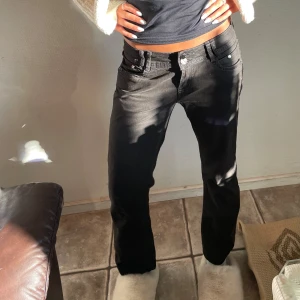 Lågmidjade jeans  - Fina svarta lågmidjade jeans med straight fit! 💕Storlek 28 står det men skulle även passa mindre storlekar! Så skulle säga S-M
