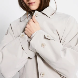 Beige trenchcoat  - Jättefin oanvänd trenchcoat i en snygg beige färg med matchande bättre att knyta 