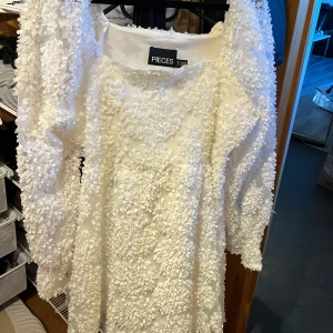 Studentklänning - Säljer nu min studentklänning då jag inte kommer ha nån användning av den. Använd endast 1 gång o inga fläckar. Storlek XL