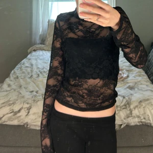 Spets tröja - Svart spets tröja jättefin om man har ett vitt linne under.