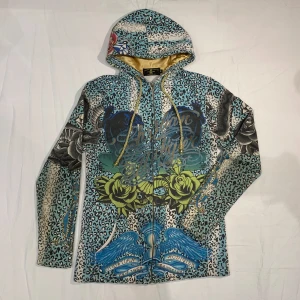 Ed hardy huvtröja🤩 - Köpte dyrt från Sellpy så inga skambud tack🙏 Supersnygg med massa detaljer och rhinestones💕passar mig som är xs-s men passar även lite mindre och större