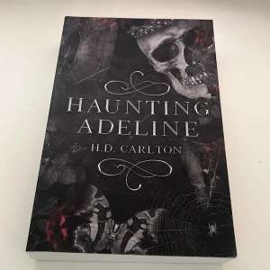 haunting adeline  - bok: haunting adeline  författare: h.d. carlton Säljer eftersom jag inte läser böcker längre.