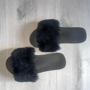 Fluff tofflor - Svarta tofflor med fluff i mycket bra skick  (Frakt tillkommer, i andra finns möjlighet att mötas upp i Stockholm)