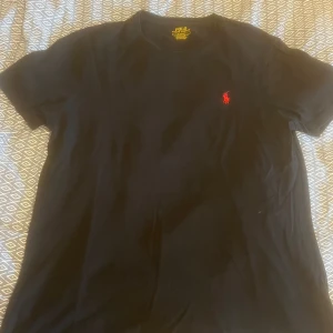 T shirt från ralph lauren - T shirt från ralph lauren med röd logga. I bra skick. Färg svart storlek M. 