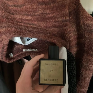  Parfym Followed By Kerosene  - $152 nypris. Går endast att köpa i USA. Säljs inte i sverige och nästan omöjlig att få tag på om man bor i Europa. Håller i dagar. Unisex. För mig så luktar den som nyrostade  kaffebönor med choklad i bakgrunden. Sen kommer lukten av sirap och vanilj