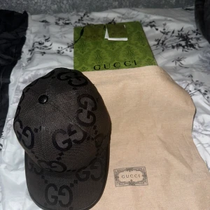 Gucci jumbo keps  - Gucci jumbo keps med box 1200 utan box 1100helt ny inga skador eller repor.fick den som present men jag använder ej kepsar.