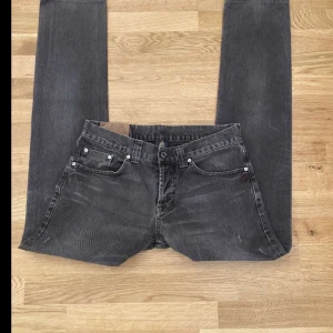 Dondup jeans - Riktigt schyssta Dondup jeans med goa slitningar.  Storlek 32 