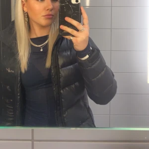 Sail racing jacka - Jacka från sailracing i stl xs, använd 1 vinter. Normal i storleken. Har en defekt (se bild 3) annars är den som ny. Kan tänka mig att gå ner i pris Skriv för fler bilder 