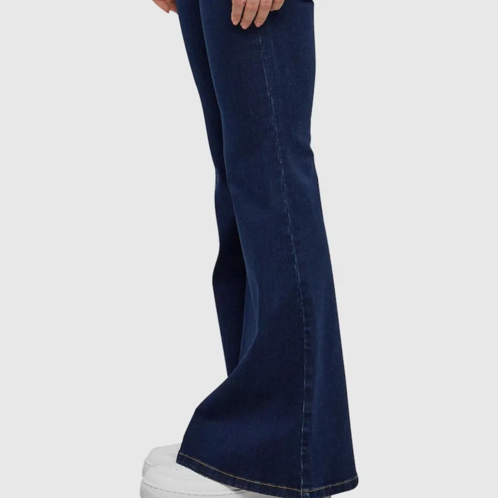 nu säljer jag mina superfinalågmidjade  bootcut jeans ifrån urban classic jeans, använda vid ett sju antal tillfällen men superfina i skicket! 💞 egna bilder kan fås!. Jeans & Byxor.