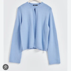 Kofta 💙 - Säljer denna koftan från ginatricot då den inte kommer till användning längre! Nyskick 🩵