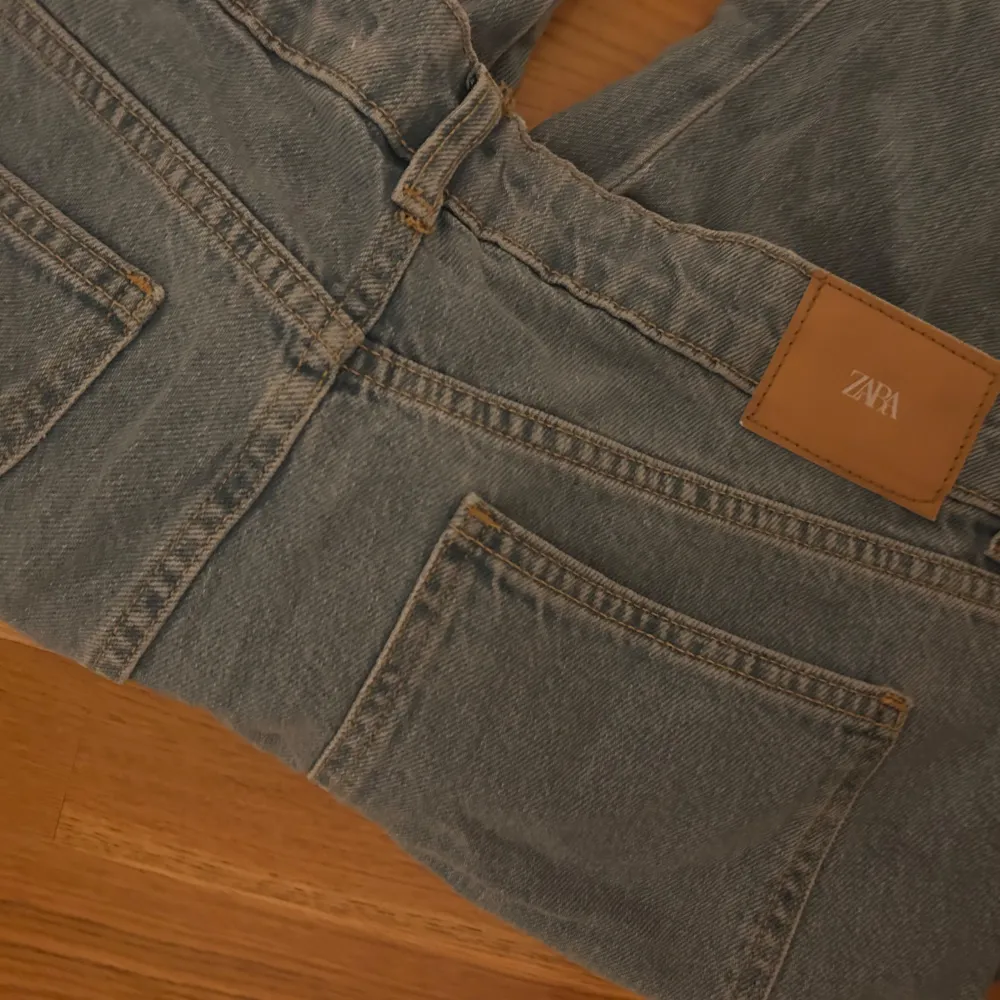 Säljer dessa cargo jeans från zara  Strl 44 mer som stor M  Aldrig använda  200kr eller bud. Jeans & Byxor.