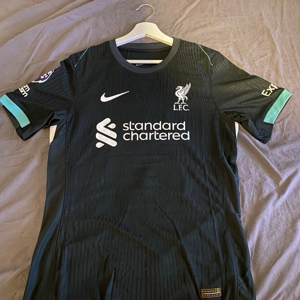 Snygg Liverpool T-shirt i bra skick. Van Dijk på ryggen. Bra skick. Priset är inte hugget i sten . T-shirts.