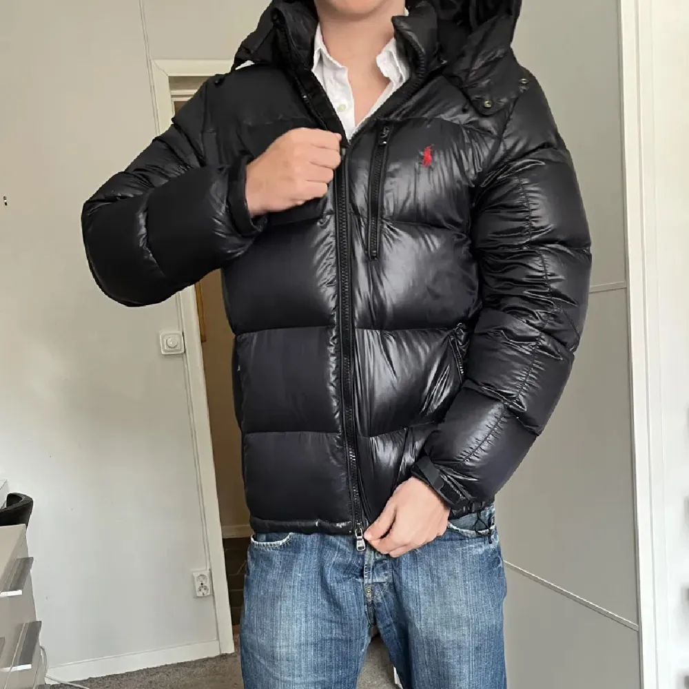 Skitsnygg varm vinterjacka från Ralph lauren i dun. Nypris cirka 6000kr och den är i väldigt bra skick men några små fläckar på insidan av luvan (bild i dm). Borde ha kvar inköpsbeviset. Storlek M Mörkblå Dun Skriv vid frågor och funderingar!. Takit.