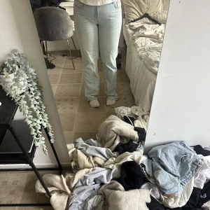 Jeans - Superfina Ljusblå jeans i storlek 42 ifrån gina tricot, jätte sköna. Dom är även lågmidjade. 