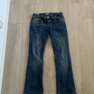 LTB Jeans - Jag säljer dessa LTB jeans i storlek 28w dom är i bra skick jag är 164 cm lång men dom är lite för korta för mig och midjemått är 77 runt hela midjan 💗