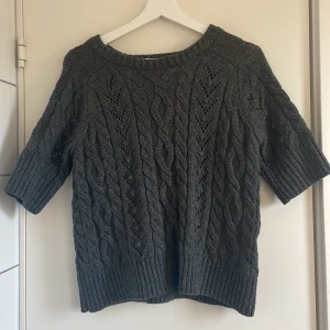 Zara tröja - En jättefin Zara tröja i storlek M fast passar xs-s också! Använd 1 gång och säljer för 250kr. Lite stickat material och är jättemysig nu inför hösten! Priset diskuteras ej
