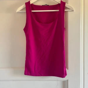 Fint linne - Bra skick på linnet det ända är att sömnen gått upp i nedre kant går att fixa rätt lätt men inget man tänker på jätte mycket, säljer detta linne för att det ej kommer till användning💕