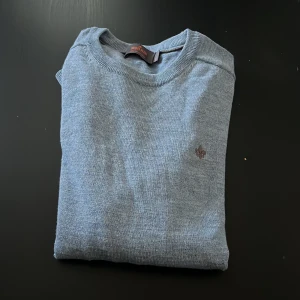 Morris tröja - Säljer en riktigt snygg Morris tröja som är inget väldigt bra skick då den är sparsamt använd. Säljer pga att den är för liten för mig och jag är 186 och väger ca 85 kg. Köpte för 1199. Skriv för fler frågor eller för fler bilder! 