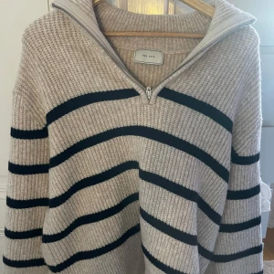 Neo noir stickad tröja - En stickad tröja från neo noir i split nyskick då den ej kommit till användning någon gång i storlek S/36, jätte mysig nu till hösten☺️ köptes för 1000kr säljs för 500kr 