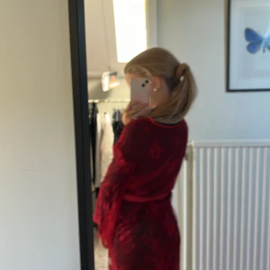 Röd spets morgonrock❤️ - Jätte fin! Dock aldrig använd och vet tyvärr inte vart den är ifrån, fick den i present❤️ 