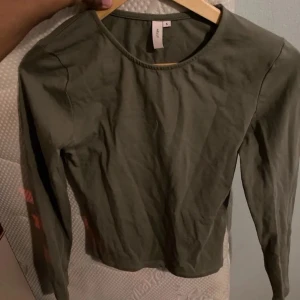 Olivgrön långärmad tröja från H&M - Säljer en olivgrön långärmad tröja från Nelly i storlek S. Perfekt för höst och vår med sin mjuka bomullskänsla. Enkel och stilren design som passar till det mesta. Hör av dig vid intresse! 🍃
