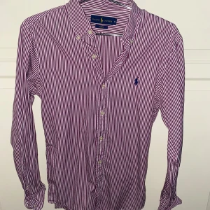 Ralph Lauren Skjorta - Ralph Lauren Slim Fit randig skjorta - Röd vit. 9/10 Skick används någon gång, kan behövas att strykas. Lägg prisförslag.