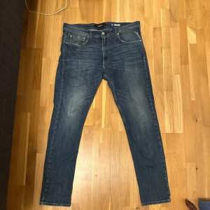 Replay jeans - Replay johnfrus. Sitter väldigt likt anbas. Storlek 36/32 använda ett par gånger men inga defekter förutom lite rund fickan. Frakt betalas på köparens bekostnad med PostNord eller instabox.