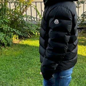 Moncler Aubert Giubbotto Jacka - Storlek 1/S, köpt från merchsweden hösten/vintern 2023. Skick 8/10 inget defekt på utsidan men cartoonen på insidan har börjat lossna därav det billiga priset. Är 170cm lång och den sitter stort i armarna på mig. Skulle kunna byta mot ett par skor🙌