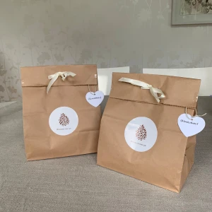 2 påsar braskottar - Miljövänliga och säkra braständare gjorda av kottar och 100% återvunnet stearin! Våra kottar brinner rikligt och länge, allt som behövs för en mysig kväll 🪵🕯️ 🤍 20 kottar per påse, 2 påsar för 150! Hör gärna av dig vid frågor 🤍