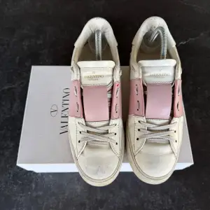 Valentino Open sneakers | Bra skick | Sitter 0,5 storlek större | Nypris: 6499 kr | Ingår: Valentino dustbag | Frakt spårbart via Postnord eller Instabox, där köparen betalar | Tveka inte att höra av dig vid frågor📩 