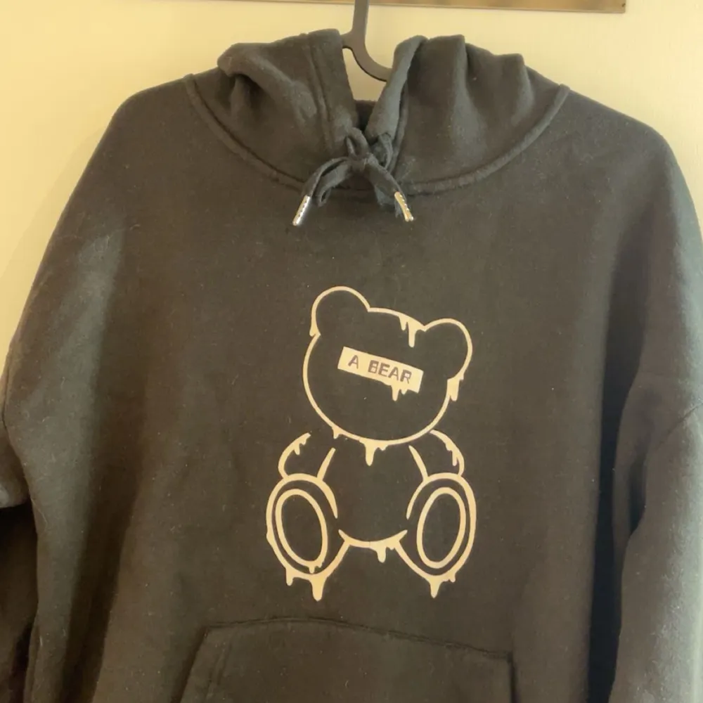 Svart hoodie som inte används längre, nopprig men skön. Storlek M men mindre i storleken så passar även S och nog också XS. Hoodies.