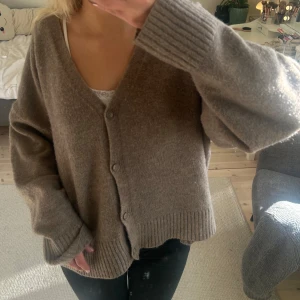 Stickad kofta - Stickad kofta från zara.  Lappen har gått sönder så ser ej exakt storlek, men den sitter iaf oversized på mig som brukar ha storlek S❤️