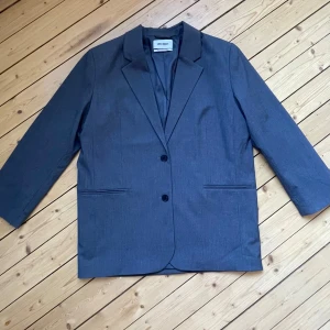 Oversized kavaj Weekday - Använd endast fåtal gånger Axelvaddar Strl 40