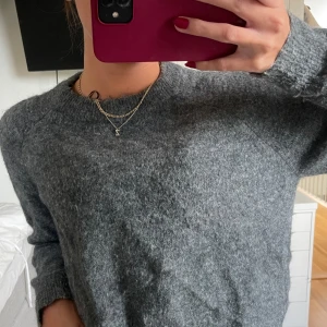Grå tröja från Zara - Säljer en supermysig grå tröja från Zara, perfekt inför hösten och vintern. perfekt passform och färg! jättefint skick. nypris 499