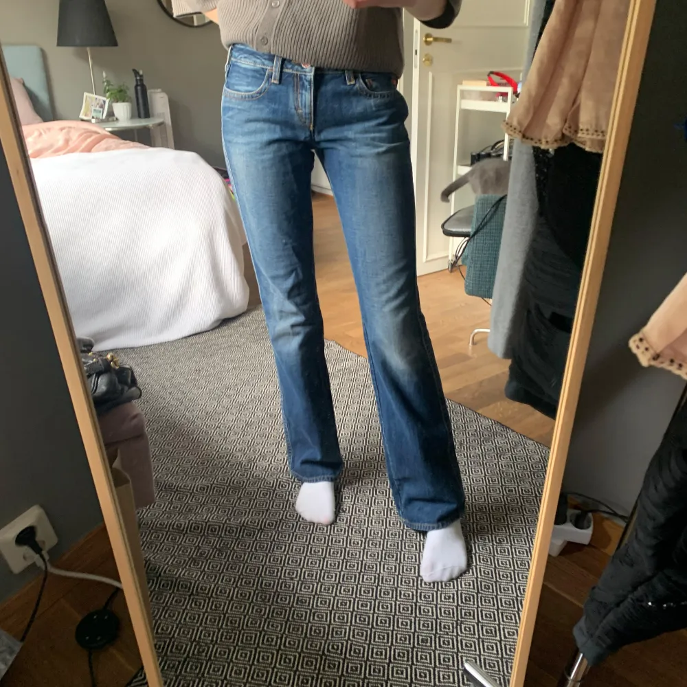 Supersnygga mörkblå lågmidjade jeans 💕 köpte men passade ej så säljer vidare (lånade bilder, 1 och 2!!) innerbenslängd är 83cm och midjemått är 37cm tvärs över 💗. Farkut & Housut.