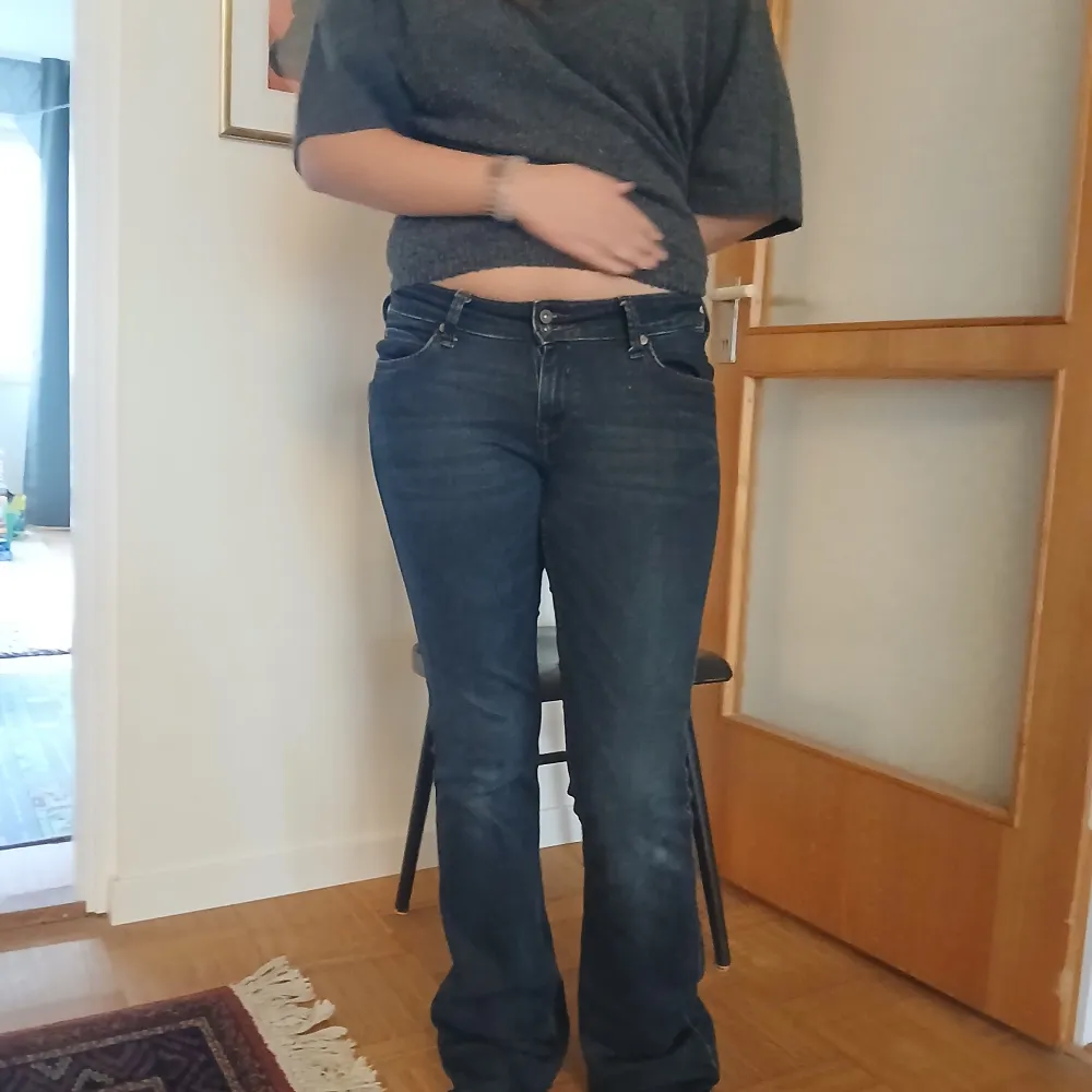 Riktigt snygga lågmidjade och bootcut lee jeans! Färgen är väldigt mörkblå, de ser nästan svarta ut. Som nyskick då de aldrig är använda, skriv om du har fler frågor :) (modellen är 168 cm). Jeans & Byxor.