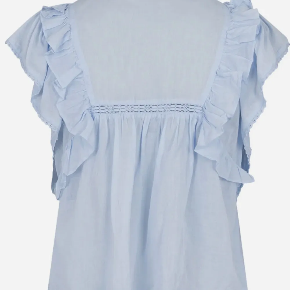 Supersnygg blus från neo noir i färgen light blue 🩷Aldrig använd och har prislappen kvar 🩷  Nypris 599 kr. Blusar.