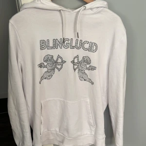 Bling lucid hoodie - Säljer bling lucid godis använd fåtal gånger skulle klassa den som nyskick! Finns inge fläckar och den är inte sönder någonstans. Skriv för frågor eller funderingar pris kan diskuteras!