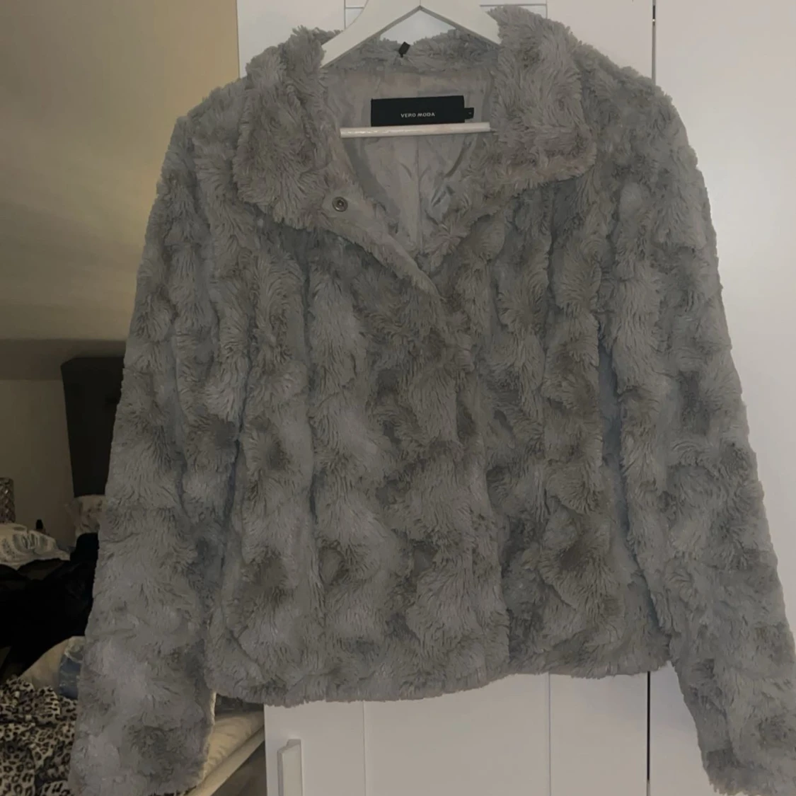 Grå pälsjacka