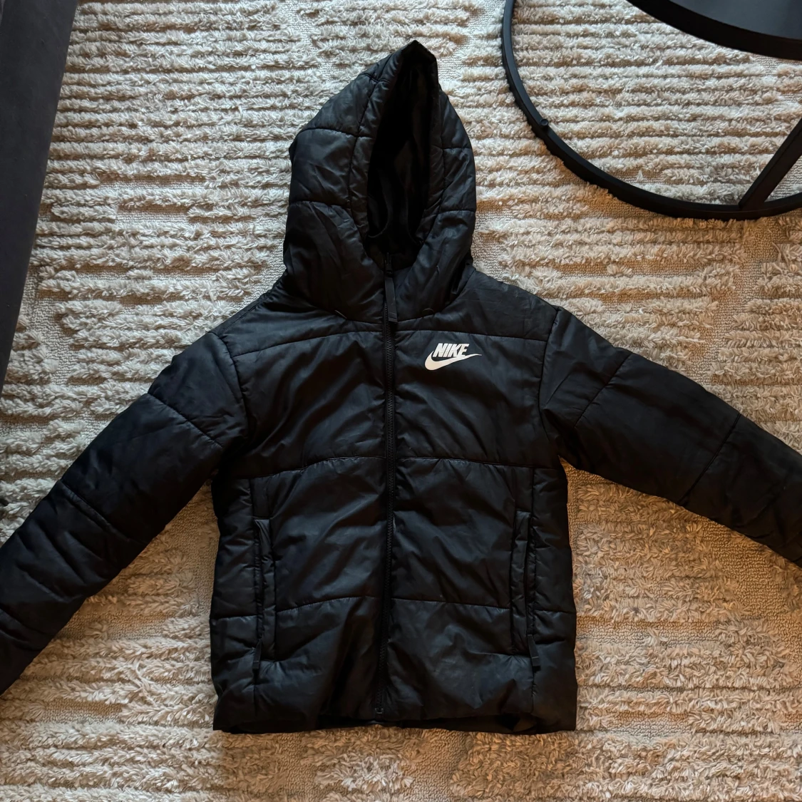 Svart pufferjacka från Nike