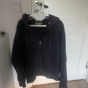 Burberry hoodie - Bra skick, syns att dne är använd men inte mer än så. Självklart äkta.