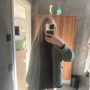 Höst jacka  - Super fin jacka från Bershka i storlek s. Super snygg grön färg och passar perfekt för att snygga upp en lite basis outfit. 