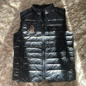 Morris väst  - Tjena! Säljer nu en riktigt fin Morris väst i storlek M men passar även S. Skick  9/10 riktigt fin. Tveka Inte att höra av dig vid funderingar😊 /Amadeus 