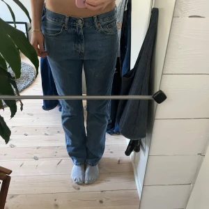Levis jeans  - Jättefina Levis jeans som jag säljer då dom inte kommer till användning längre! Lite slitna vid sidan, annars mycket bra skick!💘