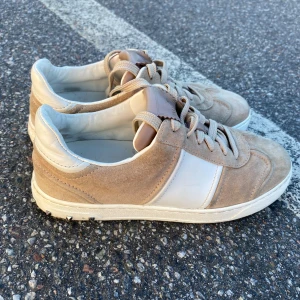 Valentino flycrews - Säljer dom här feta still rena🤩 valentino fly crews med en fett begie färg 🎨 skick är nästan perfekt 👌🏿 lite smutsig väldigt prins värt äkthet kan garanteras 😎  kan gå ner i pris 🏆  Mvh frank