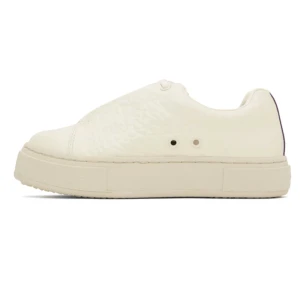 Vita Eytys doja med snörning  - Säljer mina Eytys då det inte kommer till användning för att det är för små det är använda  fåtal gånger och är nästan nyskick förutom att de har en svart fläck på en sidan 